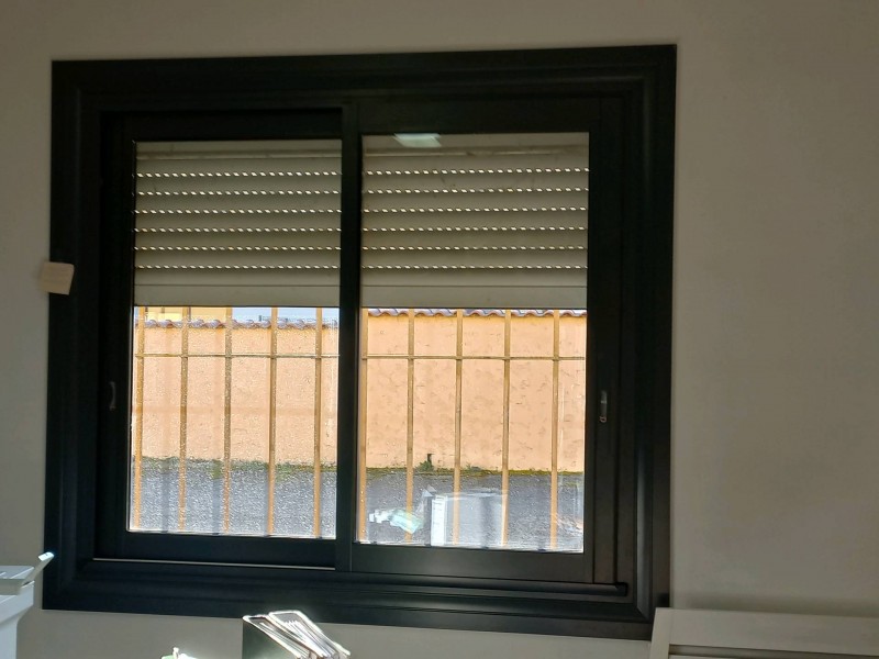 Pose d'une fenêtre PVC de couleur gris anthracite à Aucamville